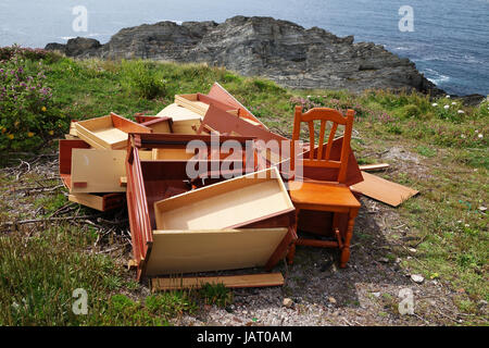 Hausmüll Abfall Wurf geworfen am Küstenweg in Tapia de Casariego in Asturien, Nordspanien. Kantabrische Küste, Galizien, Spanien. Stockfoto