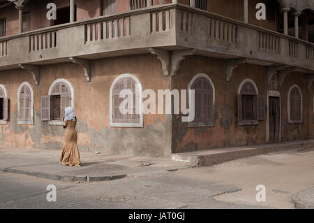 Single-Frau zu Fuß durch die Straßen von St. Louis, Senegal Stockfoto