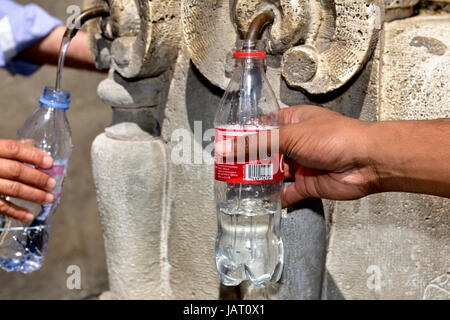 Menschen füllen Wasserflaschen am öffentlichen Trinkbrunnen (Fontanelle Zapfen) in Rom Stockfoto