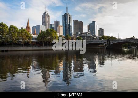 Skyline von Melbourne des Yarra River. Victoria, Australien. Stockfoto