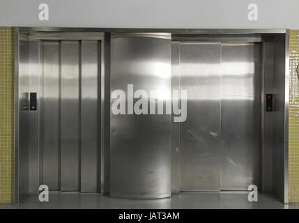 Aufzüge, helles Licht Metall und Silber im Gebäude, Bau und Architektur Stockfoto