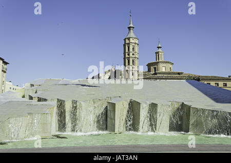 Religiöse Kathedrale mit Springbrunnen und Tauben in Plaza de España, Bau Stockfoto