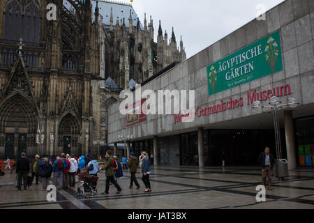 Museum vor Kölner Dom, Deutschland Stockfoto