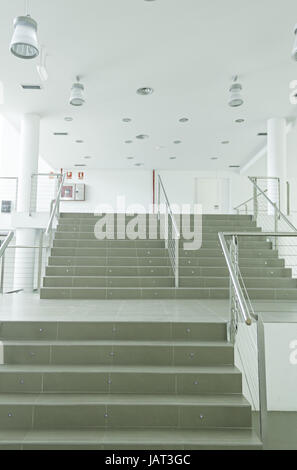 Innentreppen in modernen Gebäudeentwurf, Bau Stockfoto