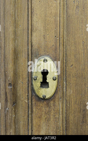 Geformte Lock-Taste im alten Holztür, Bau Stockfoto