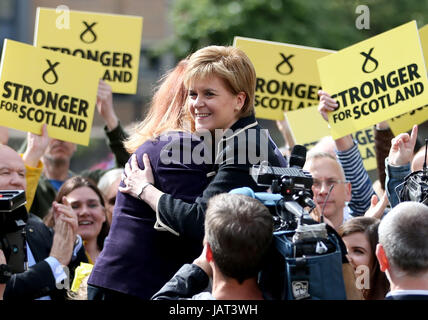 Erster Minister und SNP Staatschef Nicola Sturgeon umarmt Deidre Bach, Kandidat für Edinburgh Norden und Leith, während einer Veranstaltung im Malmaison Hotel in Edinburgh am letzten Tag der Wahlkampf für die Parlamentswahlen. Stockfoto