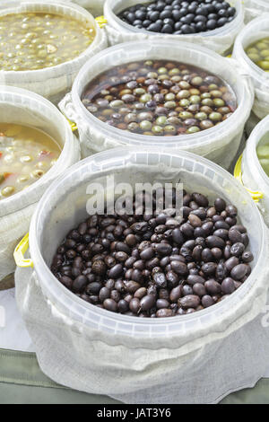 Zwiebeln und Oliven mit Öl und Essig im Supermarkt Stockfoto