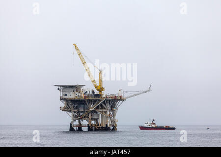 Ventura County, Kalifornien, USA - 4. Juni 2017: Aktive Öl- und Gas-Rig mit Schiff in Santa Barbara-Kanal in der Nähe der Südküste von Kalifornien. Stockfoto