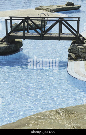 Freizeitbecken mit Brücke und kristallklarem Wasser, Spaß Stockfoto