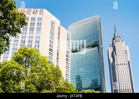 GUANGZHOU, CHINA - 1. April 2017: grüne Bäume und Appartment Gebäude in Zhujiang New Town of Guangzhou im Frühjahr. Guangzhou ist die dritte die meisten populo Stockfoto