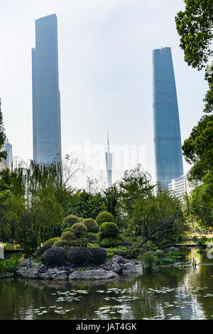 GUANGZHOU, CHINA - 1. April 2017: Teich im öffentlichen Garten in Zhujiang New Town of Guangzhou Stadt im Frühjahr. Guangzhou ist die dritte Most-bevölkerungsreichste Stadt in Stockfoto