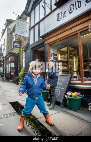 Kinder spielen in Cheap Straße in Frome, Somerset UK Stockfoto