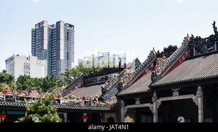 GUANGZHOU, CHINA - 1. April 2017: Dächer der Chen-Clan Ancestral Halle akademischen Tempel (Guangdong Folk Art Museum) in Guangzhou. Das Haus wurde f vorbereitet. Stockfoto