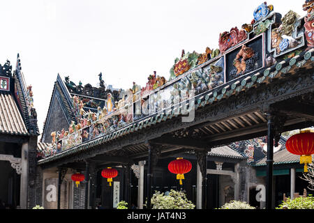 GUANGZHOU, CHINA - 1. April 2017: Dach Schmuck der Chen-Clan Ancestral Halle akademischen Tempel (Guangdong Folk Art Museum) in Guangzhou. Das Haus war pr Stockfoto