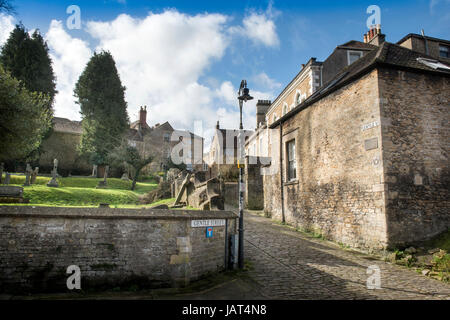 Blick ins sanfte Straße von St. Johanniskirche in Frome, Somerset UK Stockfoto