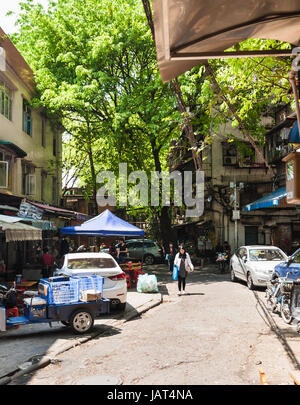 GUANGZHOU, CHINA - 1. April 2017: Menschen im Hof der alten Wohnung Wohnhäusern der Stadt Guangzhou im Frühjahr. Guangzhou ist die dritte Most-bevölkerungsreichste Stockfoto