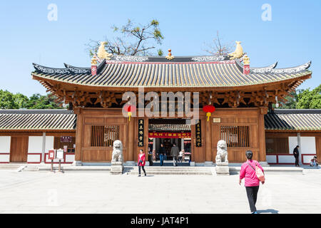 GUANGZHOU, CHINA - 1. April 2017: Menschen in der Nähe von Eingang zu Guangxiao-Tempel (Gehorsam Bright, Bright Pietät Tempel). Dies ist eines der ältesten Stockfoto