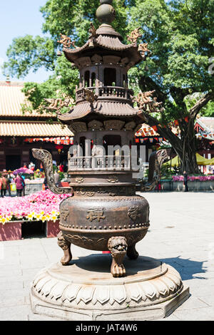 GUANGZHOU, CHINA - 1. April 2017: Altar im Hof der Guangxiao-Tempel (Gehorsam Bright, Bright Filial Frömmigkeit Tempel). Dies ist eines der ältesten Budd Stockfoto