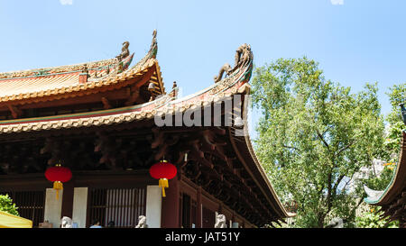 GUANGZHOU, CHINA - 1. April 2017: verzierte Dach der Guangxiao-Tempel (Gehorsam Bright, Bright Filial Frömmigkeit Tempel). Dies ist eines der ältesten Budd Stockfoto