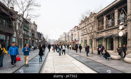 Peking, CHINA - 19. März 2017: Besucher auf zentralen Fußgängerzone Straße Qianmen in Beijing Stadt und Blick auf Pfeil Tower (Jian Lou, Jianlou, Zhengyangm Stockfoto