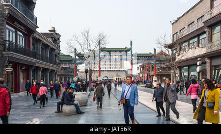 Peking, CHINA - 19. März 2017: Touristen in der Nähe von Qianmen Tor auf der zentralen Fußgängerzone Straße Qianmen in Beijing Stadt und Blick auf Pfeil Tower (Jian Lou, J Stockfoto