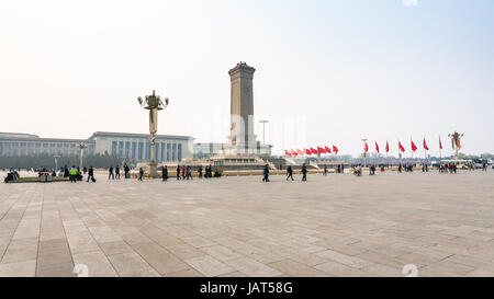Peking, CHINA - 19. März 2017: Panorama der Tiananmen-Platz mit Touristen, Denkmal für die Helden und große Halle des Volkes im Frühjahr. T Stockfoto