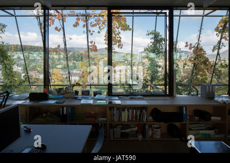 Bild-Fenster vom Verwaltungsbüro mit Blick auf Aarau. Stadtmuseum Aarau, Aarau, Schweiz. Architekt: Diener & Diener, 2015. Stockfoto