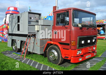 ERF-LKW mit einem großen Generator für die Stromversorgung Messegelände fährt Stockfoto