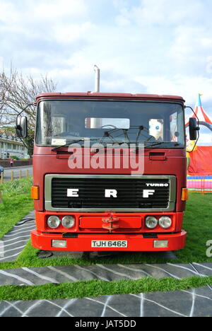 ERF-LKW mit einem großen Generator für die Stromversorgung Messegelände fährt Stockfoto