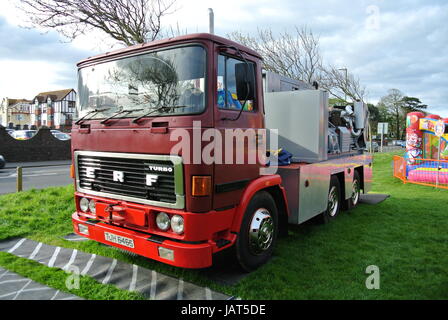 ERF-LKW mit einem großen Generator für die Stromversorgung Messegelände fährt Stockfoto