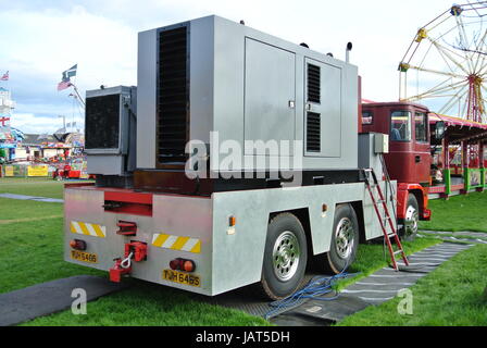 klassische 1977 ERF LKW mit einem großen Generator für die Stromversorgung Messegelände fährt Stockfoto