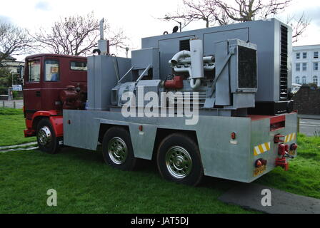 klassische 1977 ERF LKW mit einem großen Generator für die Stromversorgung Messegelände fährt Stockfoto