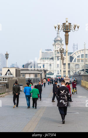 BEIJING, CHINA - 19. März 2017: Touristen Fuß zum Ostbahnhof Zhengyangmen, Zweig der China Railway Museum in Qianmen Straße. Diese buildi Stockfoto