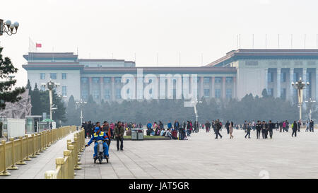 Peking, CHINA - 19. März 2017: Touristen und Ansicht der großen Halle des Volkes auf dem Tiananmen-Platz im Frühjahr. Platz des himmlischen Friedens ist Hauptplatz der Stadt Stockfoto