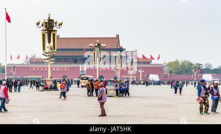 Peking, CHINA - 19. März 2017: Touristen und Ansicht der Tiananmen-Denkmal (Tor des himmlischen Friedens) auf dem Tiananmen-Platz im Frühjahr. Tiananmen-Platz ist Stockfoto