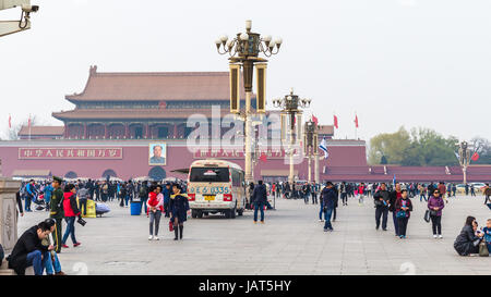 Peking, CHINA - 19. März 2017: Besucher und Ansicht der Tiananmen-Denkmal (Tor des himmlischen Friedens) auf dem Tiananmen-Platz im Frühjahr. Tiananmen-Platz ist Stockfoto