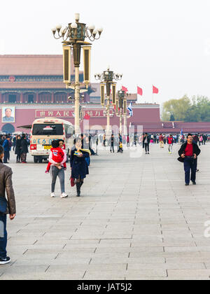 Peking, CHINA - 19. März 2017: Touristen und Lautsprecher auf dem Tiananmen-Platz im Frühjahr. Platz des himmlischen Friedens ist zentralen Stadtplatz in Peking Stockfoto
