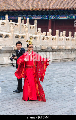 Peking, CHINA - 19. März 2017: Mann in Tracht und Fotograf am Gericht des kaiserlichen uralten Tempel (Taimiao, arbeiten Menschen Kultur- Stockfoto