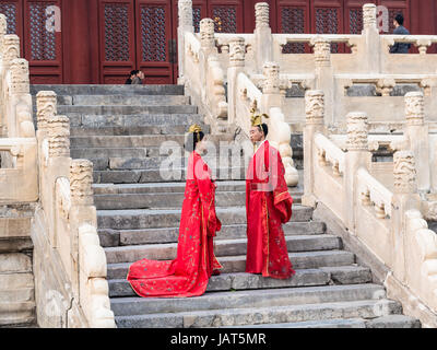 Peking, CHINA - 19. März 2017: Paar in Tracht auf Schritte Halle für die Verehrung der Ahnen in Imperial Ancestral Temple (Taimiao) werden in Stockfoto