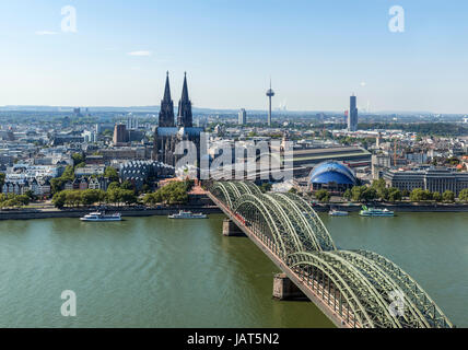 Kölner Dom. Blick über den Rhein auf den Kölner Dom und Bahnhof mit der Hohenzollern Brücke im Vordergrund, Köln, Deutschland Stockfoto