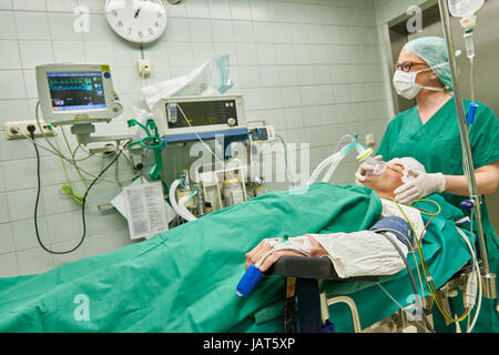 Anästhesist betäuben Patientin vor operation Stockfoto