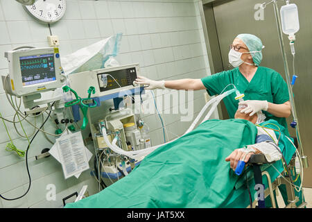 Anästhesist betäuben Patientin vor operation Stockfoto