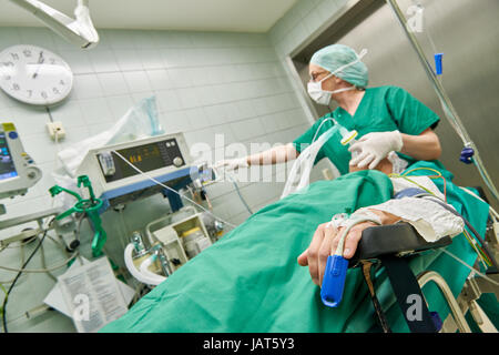 Anästhesist betäuben Patientin vor operation Stockfoto