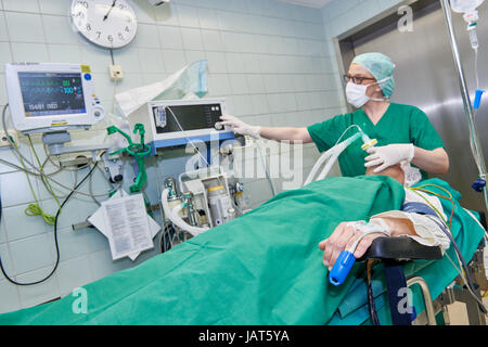 Anästhesist betäuben Patientin vor operation Stockfoto