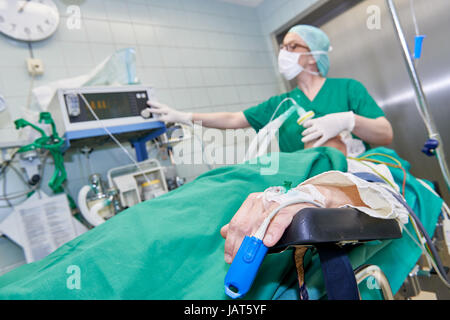 Anästhesist betäuben Patientin vor operation Stockfoto