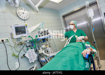 Anästhesist betäuben Patientin vor operation Stockfoto