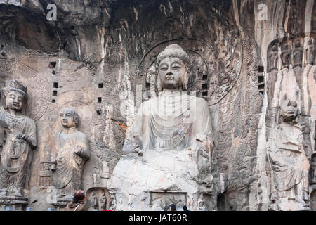 LUOYANG, CHINA - 20. März 2017: geschnitzte Skulptur The Big Vairocana im wichtigsten Longmen-Grotte (Longmen Grotten). Der Komplex wurde auf der UNESCO-Weltkulturerbe Stockfoto