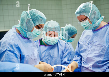 Team von Chirurgen und Krankenschwestern laparoskopische minimal-invasive Chirurgie Stockfoto