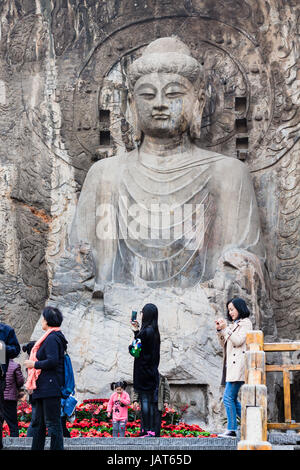 LUOYANG, CHINA - 20. März 2017: Besucher in der Nähe von The Big Vairocana Statue im wichtigsten Longmen Grotten (Longmen Grotten). Der Komplex wurde auf die U eingeschrieben. Stockfoto