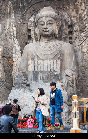 LUOYANG, CHINA - 20. März 2017: Touristen in der Nähe von The Big Vairocana Statue im wichtigsten Longmen Grotten (Longmen Grotten). Der Komplex wurde auf die U eingeschrieben. Stockfoto